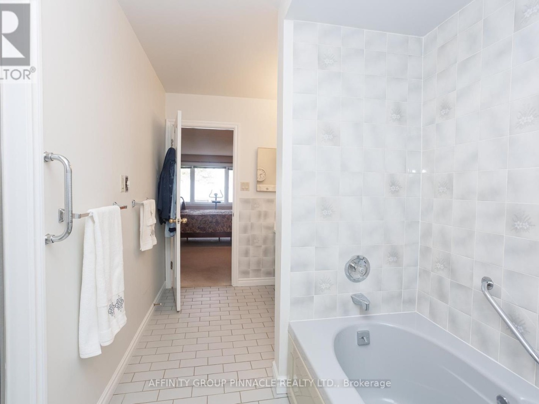 16 B90 Parklawn Boulevard, Lake Simcoe