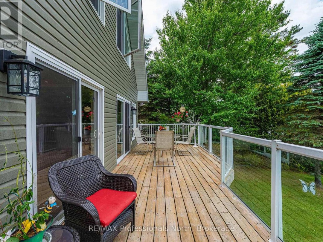 1075 COMAK CRESCENT, 