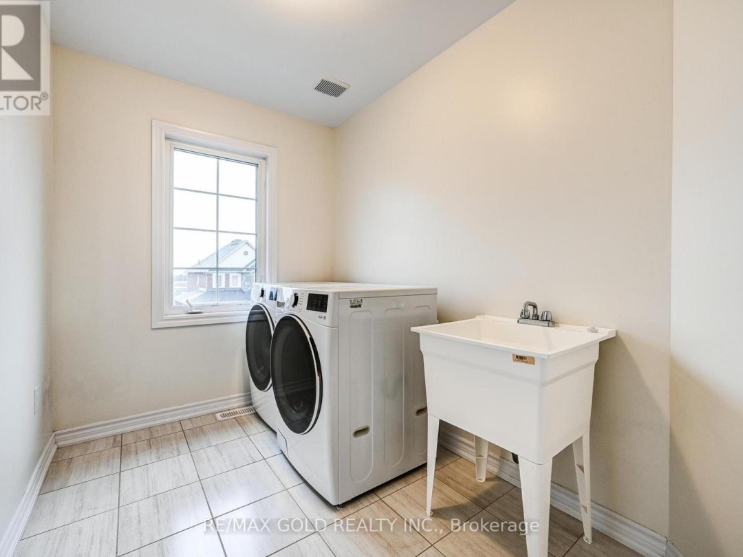 84 ATLANTIS DRIVE W, 