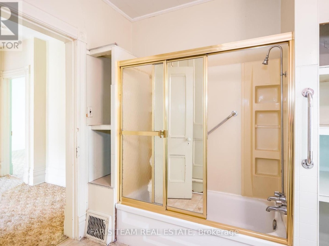 9 BORLAND STREET E, 