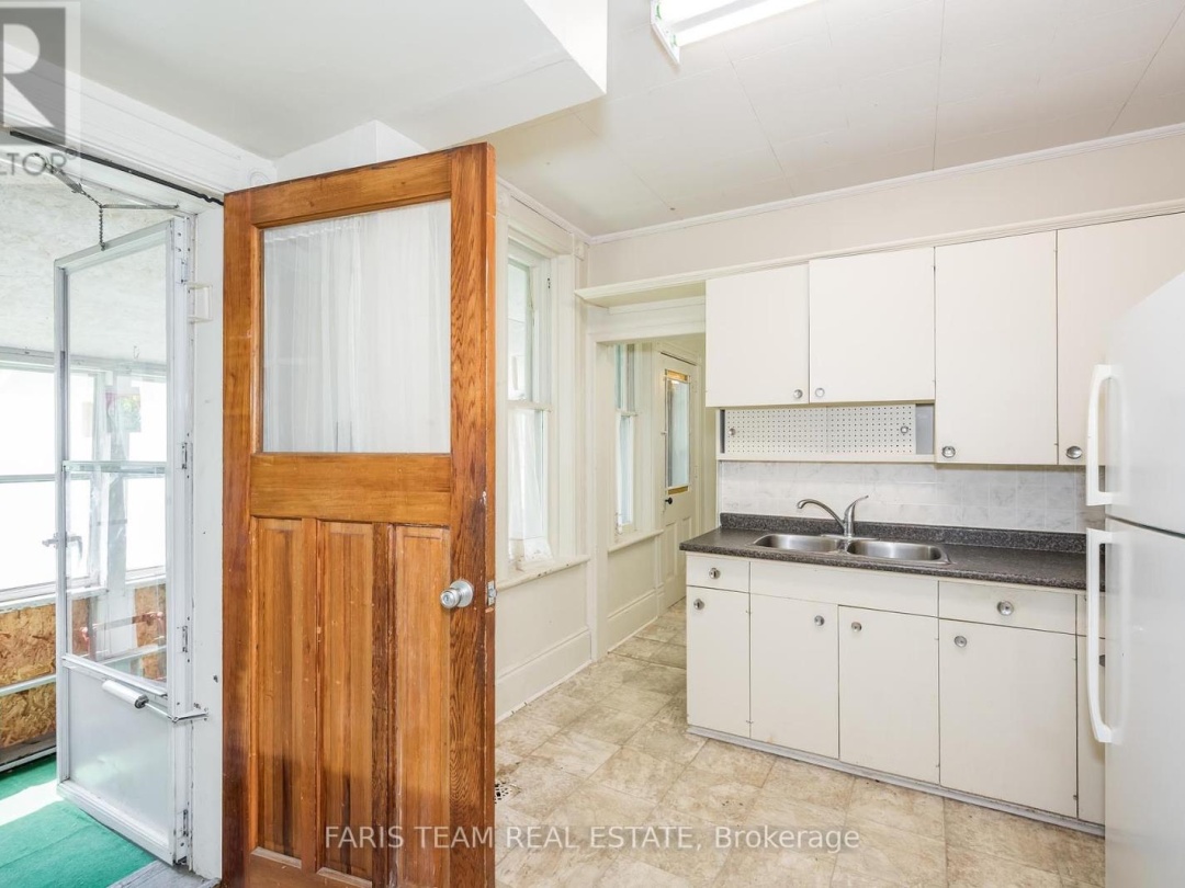 9 BORLAND STREET E, 