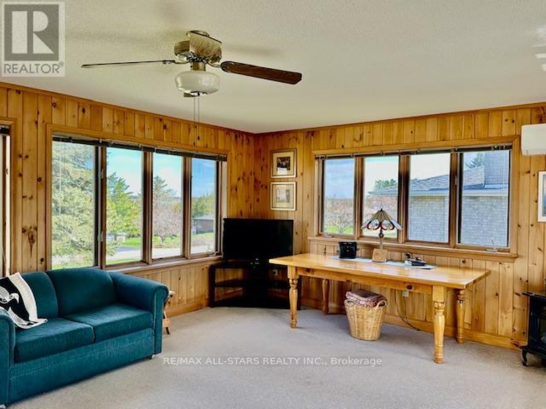 369 The Captain's Cor, Pigeon Lake