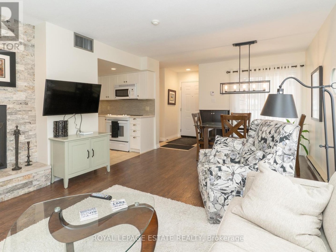 201 27 Deerhurst Drive, Peninsula Lake