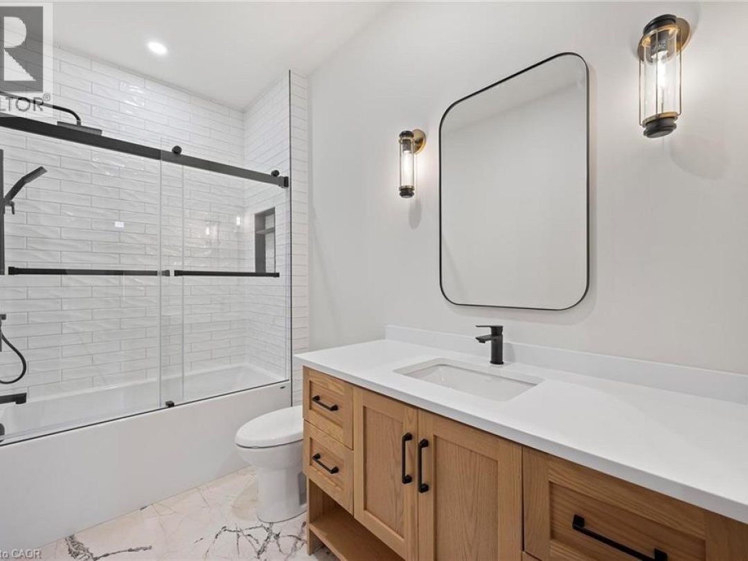 33 GLEN EAGLE Court, 