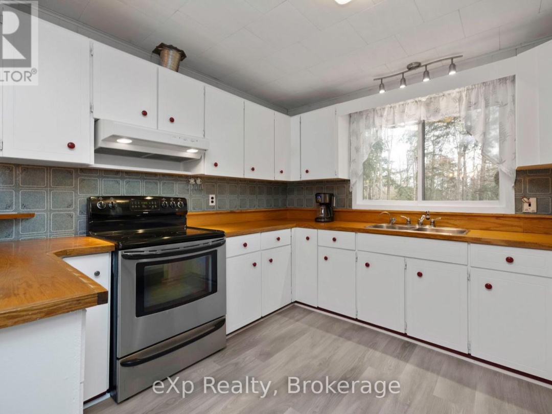 36 Roberts Lake Road E, Roberts Lake