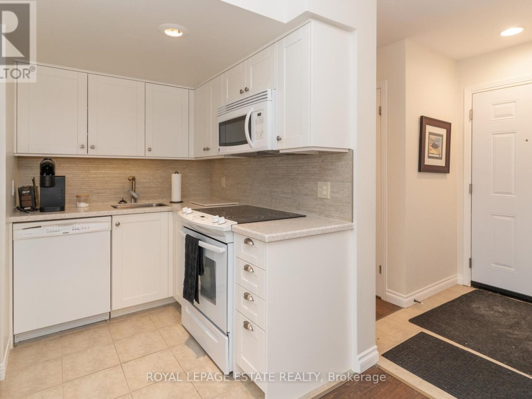 201 27 Deerhurst Drive, Peninsula Lake