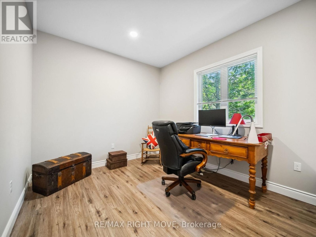 1 & 2 - 112B CREIGHTON STREET S, 