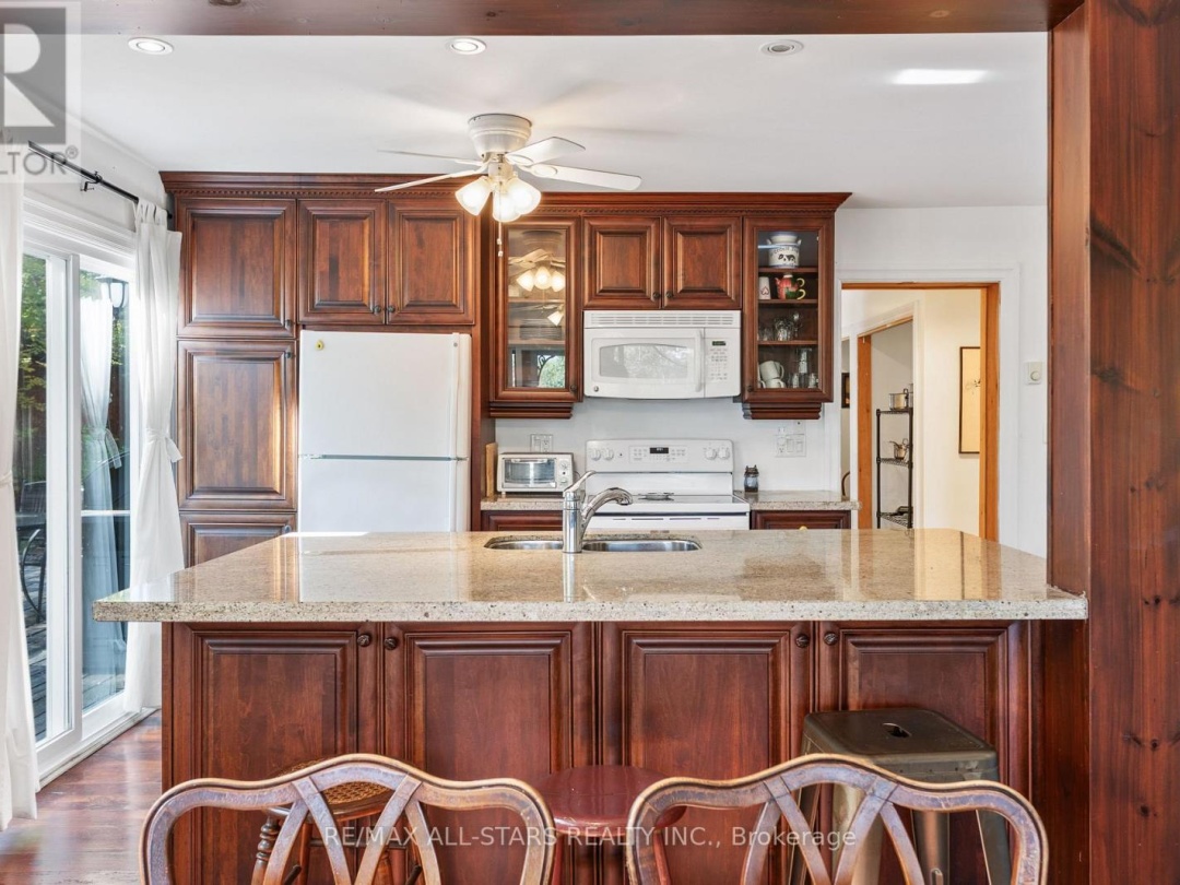 1142 ENGLISH CIRCLE, 