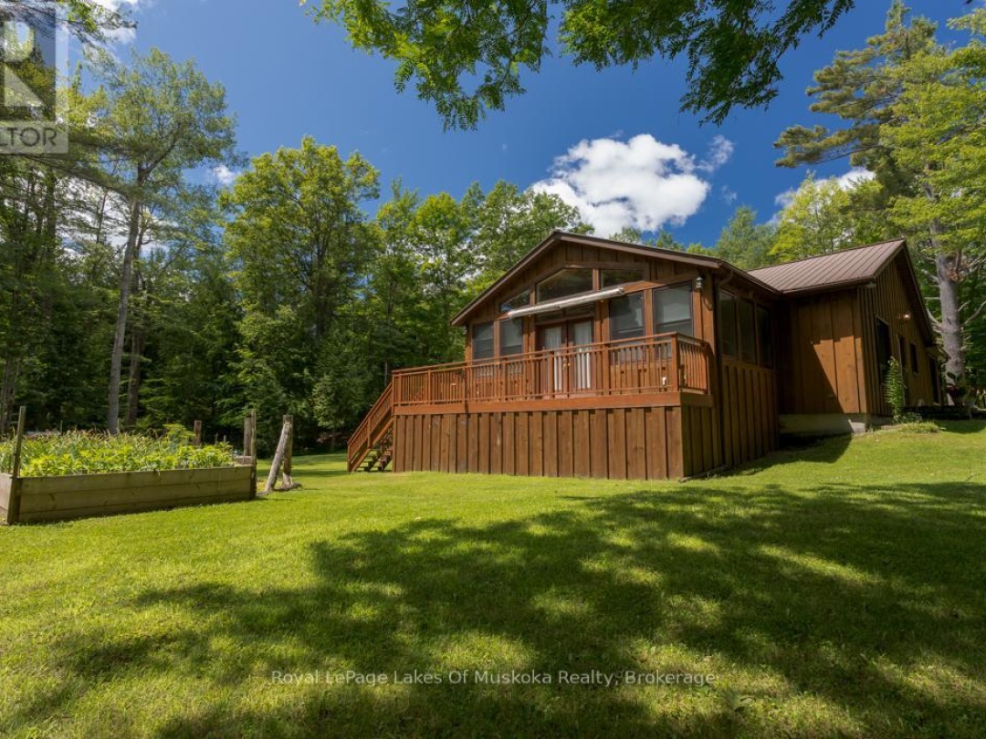 10 MUSKOKA PINES ROAD, 