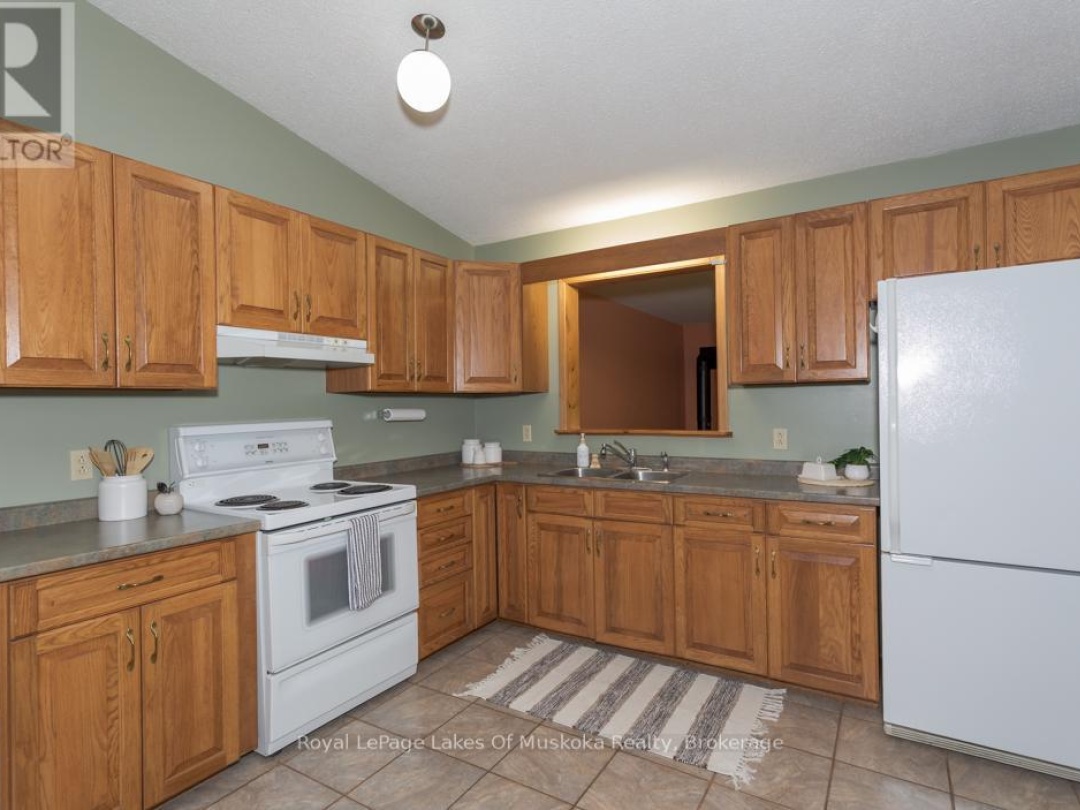 10 MUSKOKA PINES ROAD, 