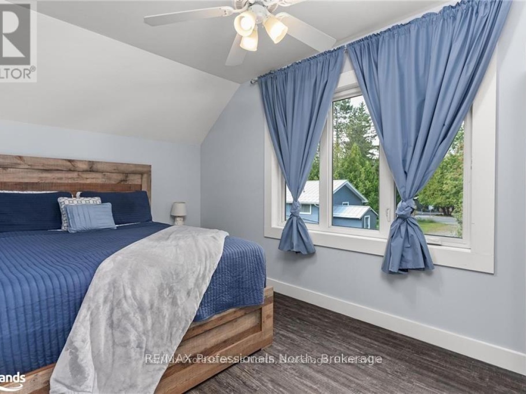 379 Santas Village Road W, Lake Muskoka