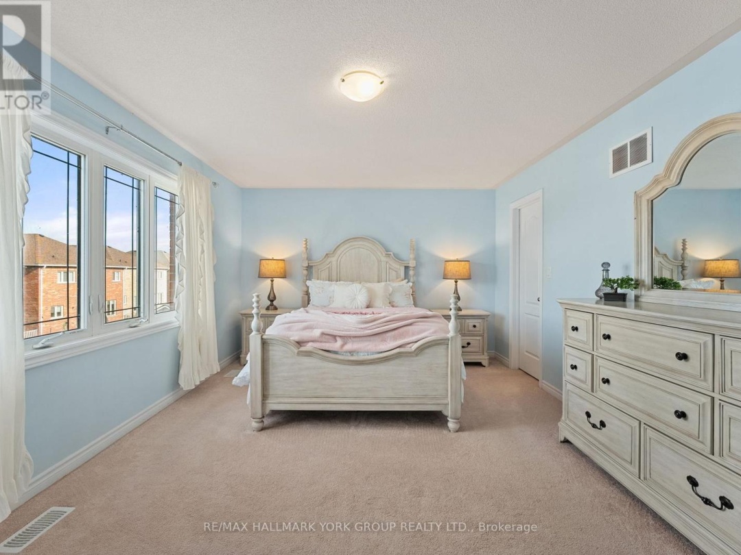 8 Pollock Avenue, Lake Simcoe
