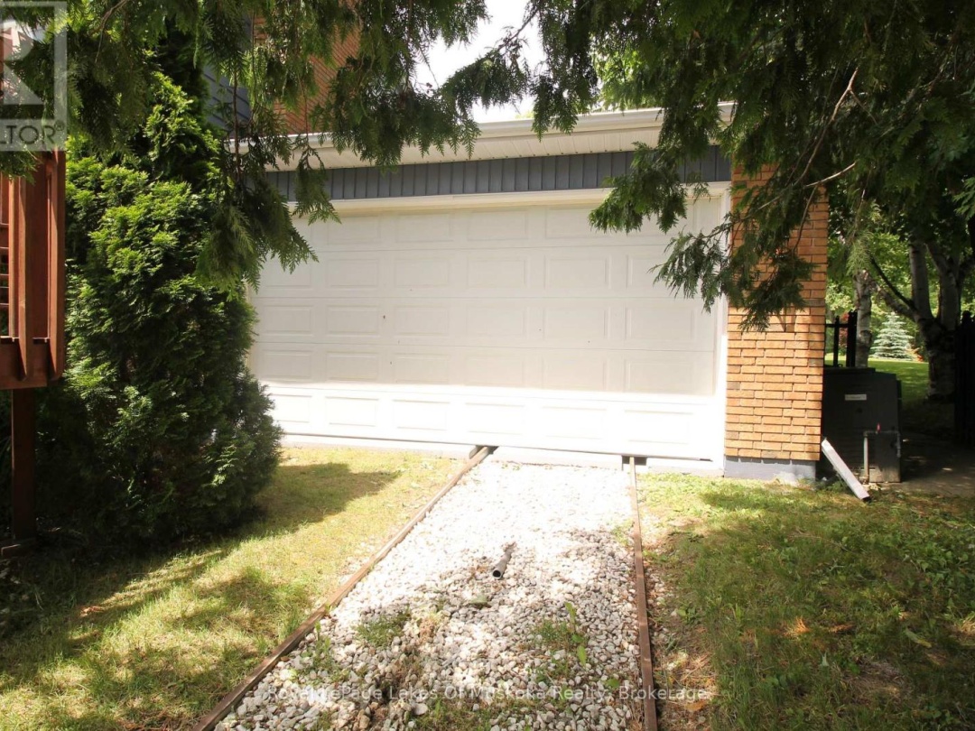 1815 Peninsula Point Road, Severn Lake