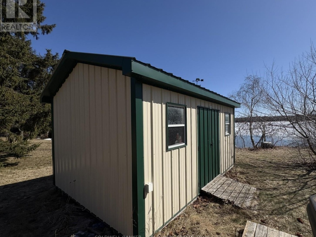 84 Pinewood Boulevard, Canal Lake