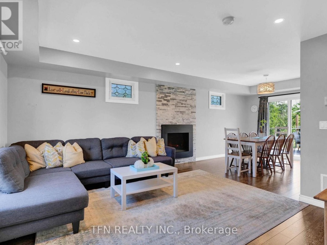 4 PINEWOOD BOULEVARD, 