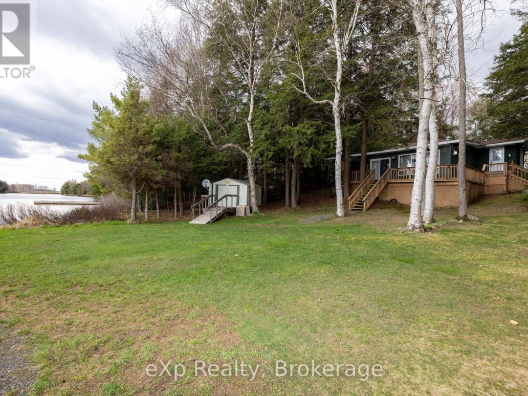 36 Roberts Lake Road E, Roberts Lake