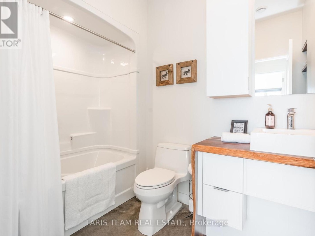 3886 East Shore Road, Gloucester Pool