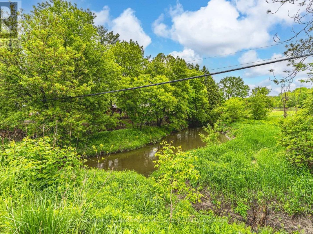 699 MOONSTONE ROAD E, 