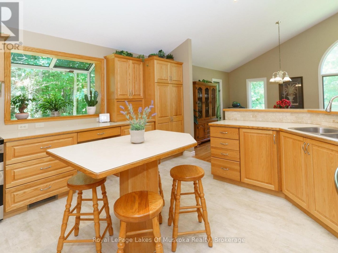 1020 AMELIA CRESCENT, 