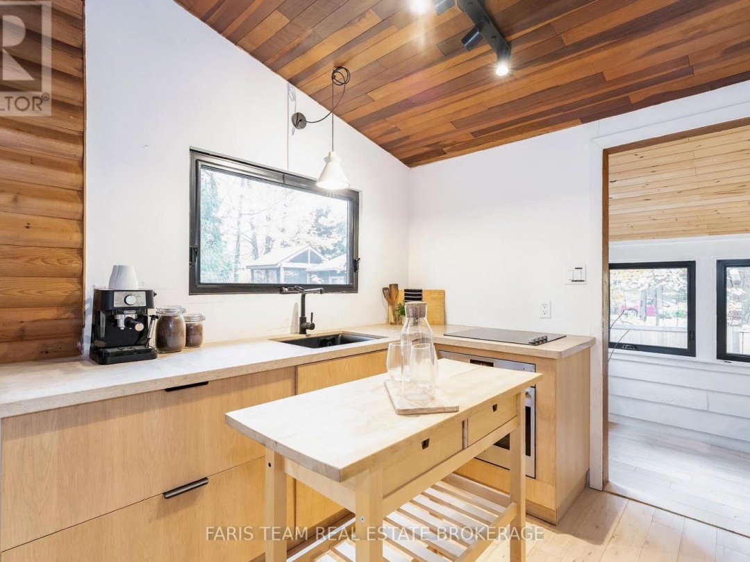 7475 ISLAND CRESCENT, 