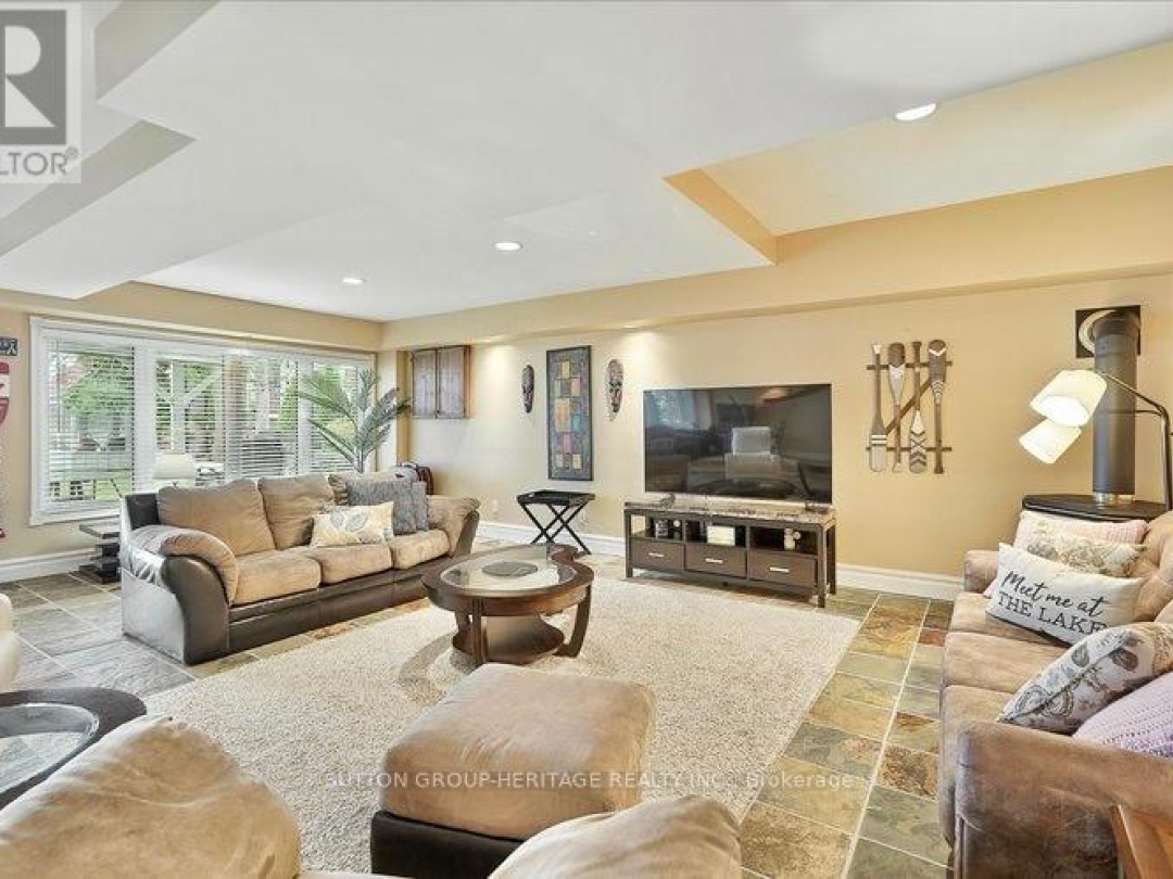 400 FRONT STREET W, 