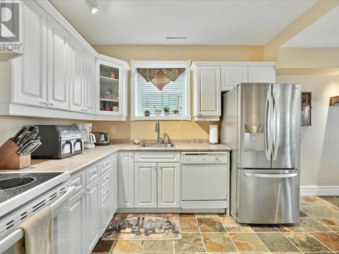 400 FRONT STREET W, 