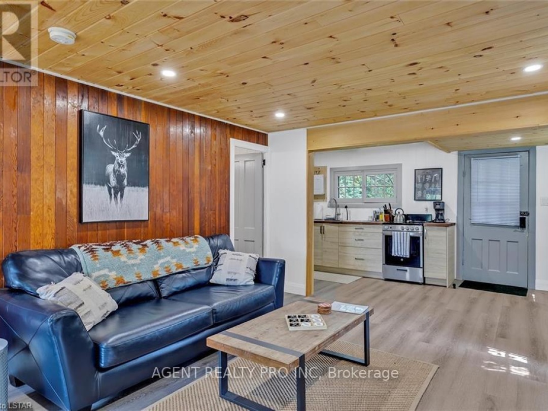 21 ORIOLE ROAD, Cameron Lake