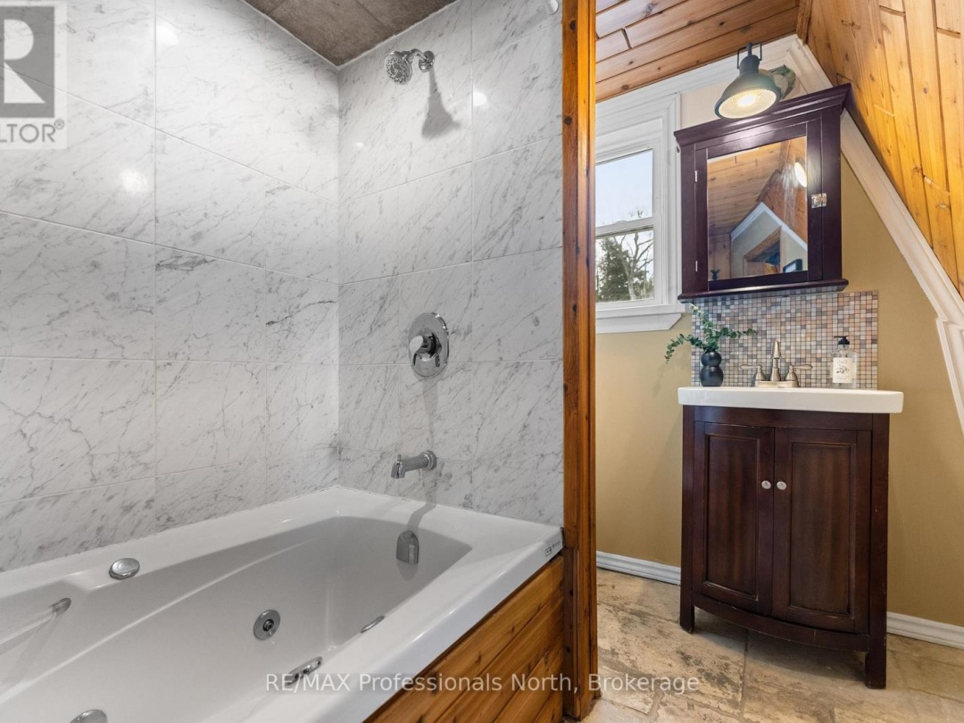 1307 Watts Road W, Kennisis Lake