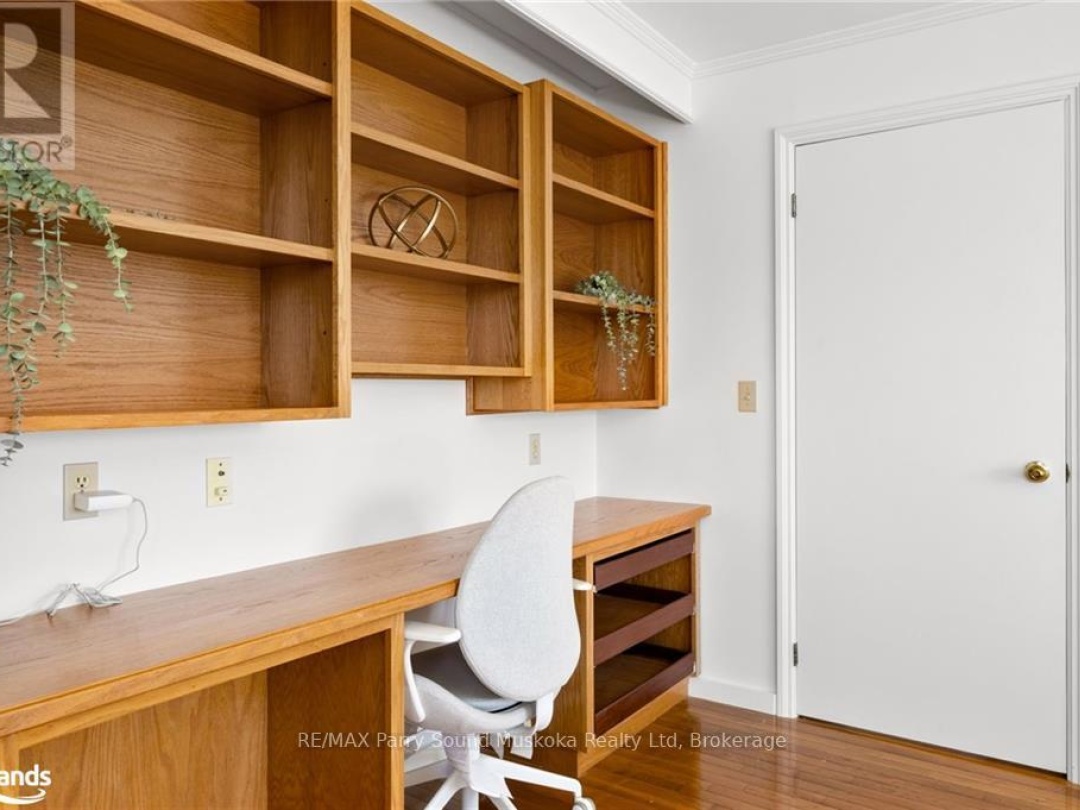 68 Pinewood Road, Long Lake