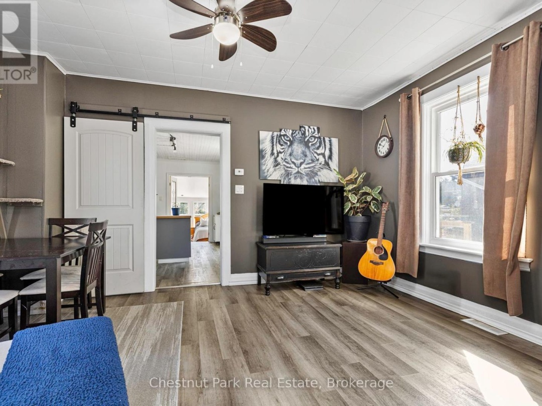 5 SPADINA AVENUE, 