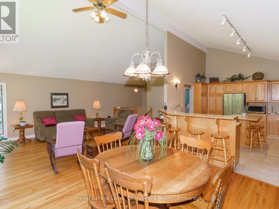 1020 AMELIA CRESCENT, 