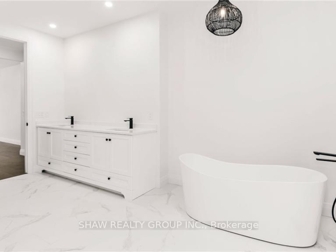 31 GLEN EAGLE COURT, 