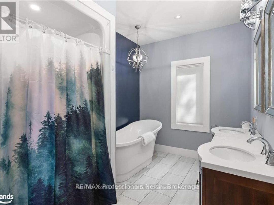 379 Santas Village Road W, Lake Muskoka
