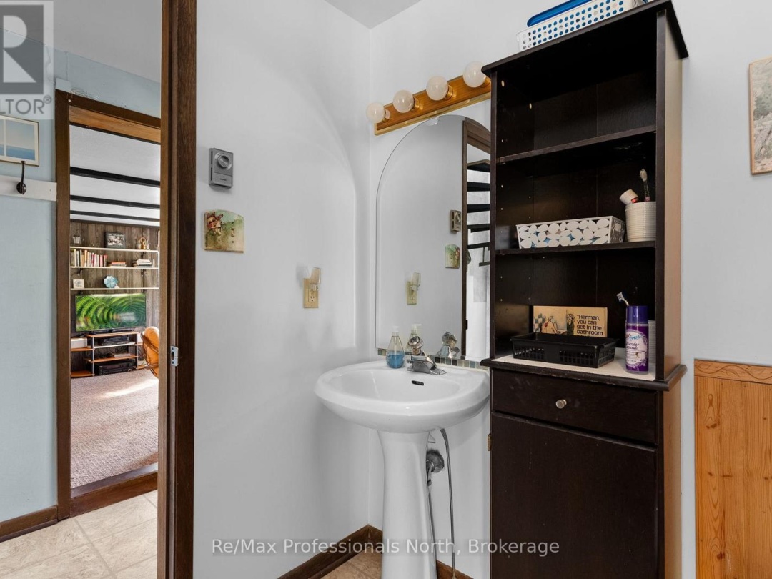 1118 Tomingas Road, Sunny Lake