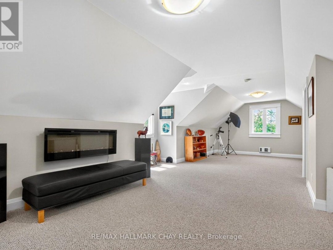 403 MOONSTONE ROAD E, 