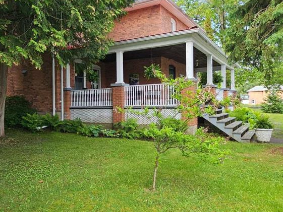 133 MAIN STREET W, 