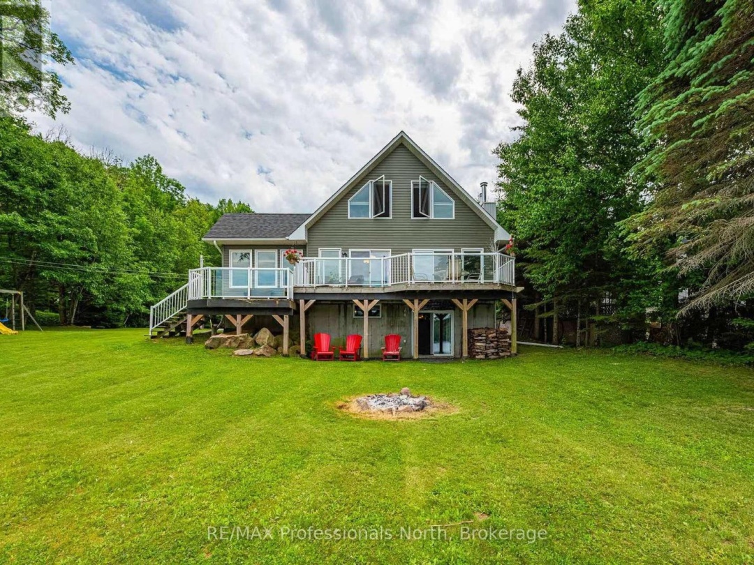 1075 COMAK CRESCENT, 