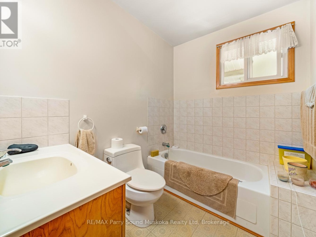 86 LAKESIDE CRESCENT, 