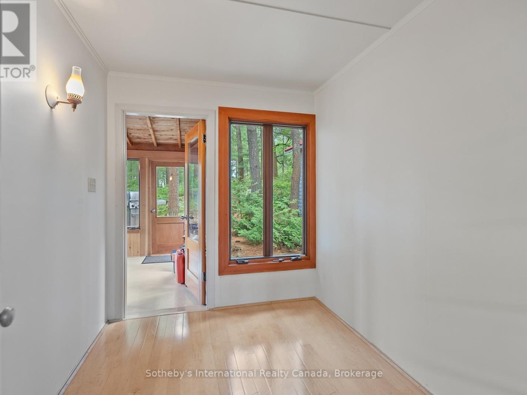 16Lk 1 Wolf Island, Kahshe Lake