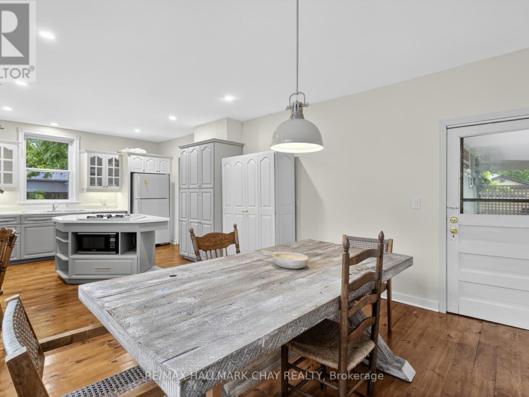 400 PETER STREET N, 