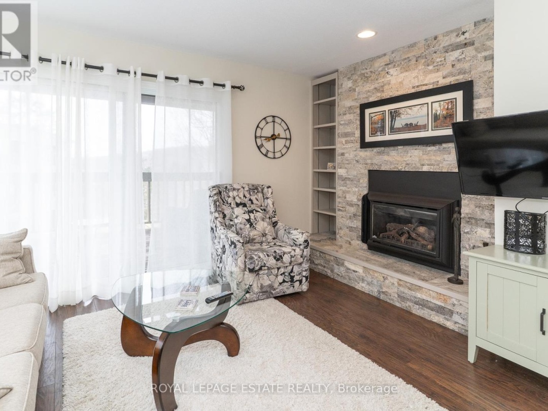 201 27 Deerhurst Drive, Peninsula Lake