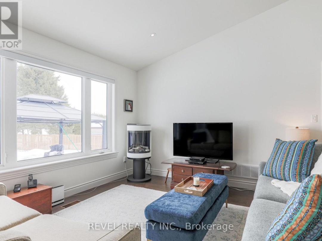 35 BRUCE CRESCENT, 