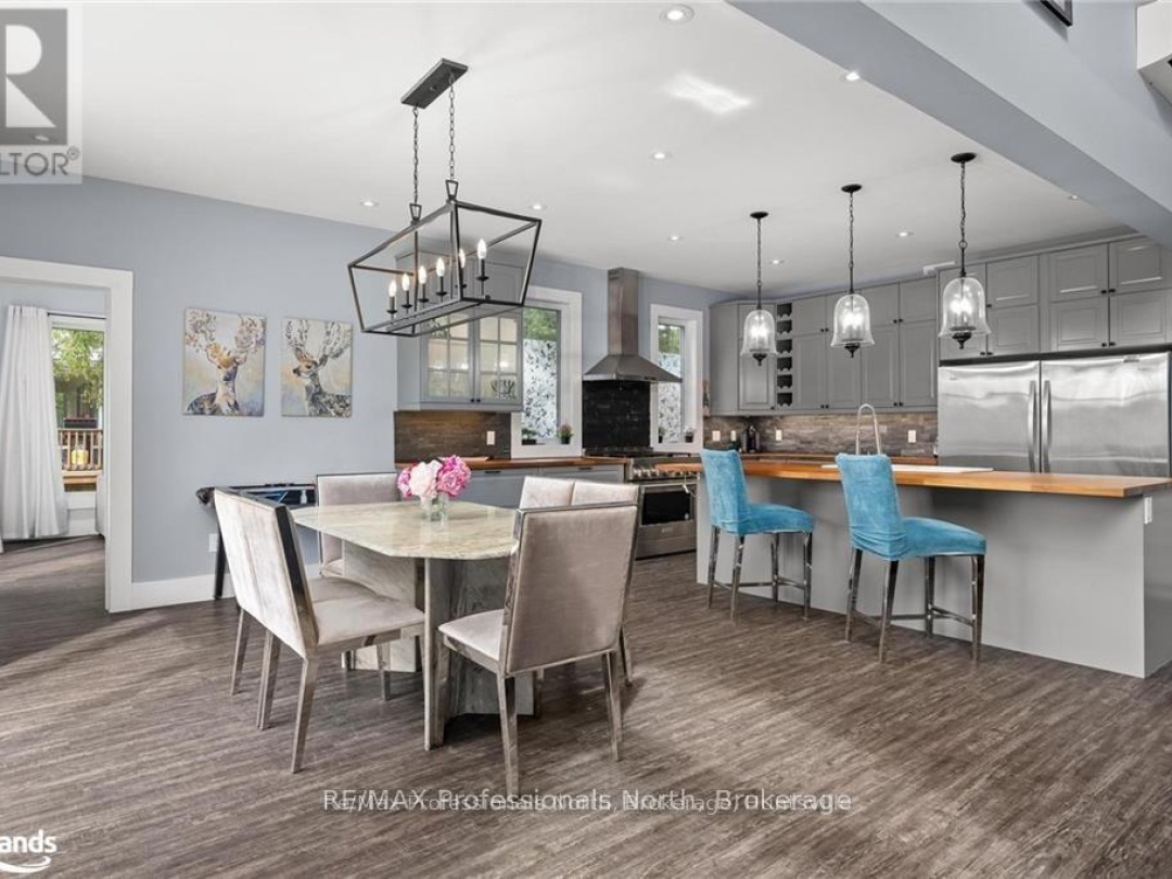 379 Santas Village Road W, Lake Muskoka