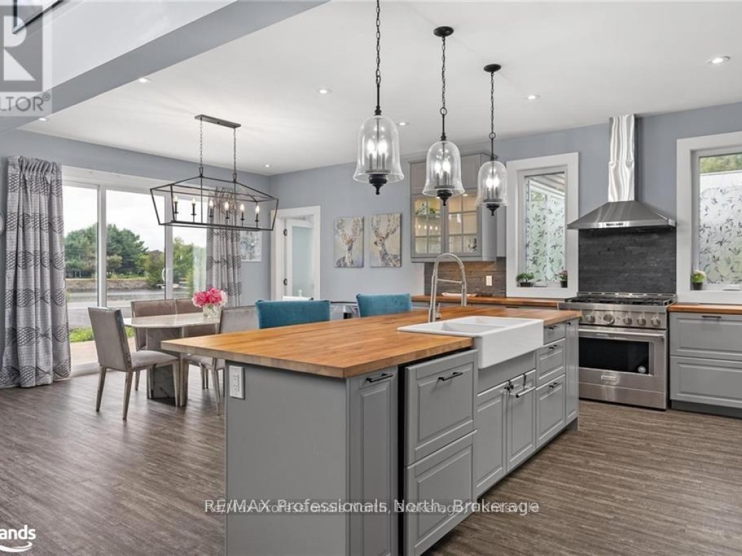 379 Santas Village Road W, Lake Muskoka
