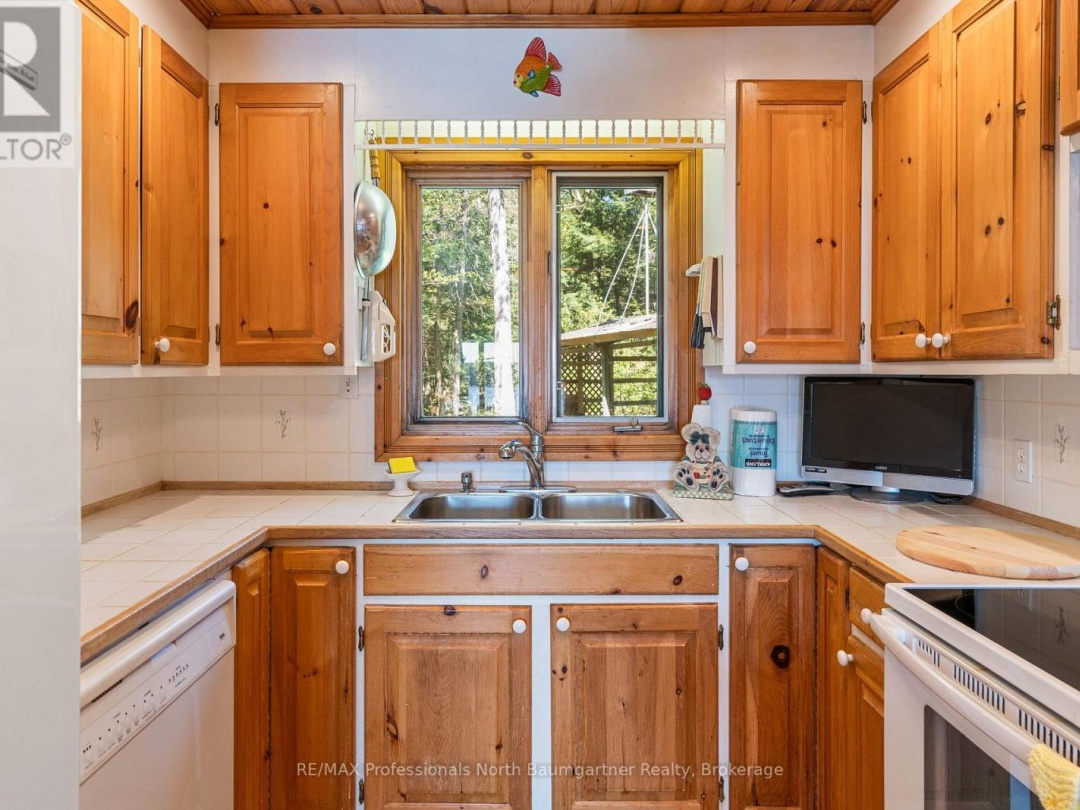 6469 Kennisis Lake Road, Kennisis Lake