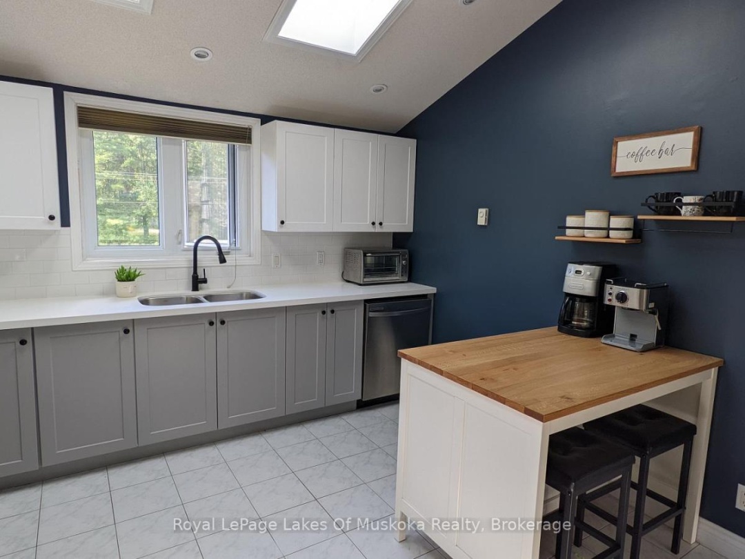 1815 Peninsula Point Road, Severn Lake