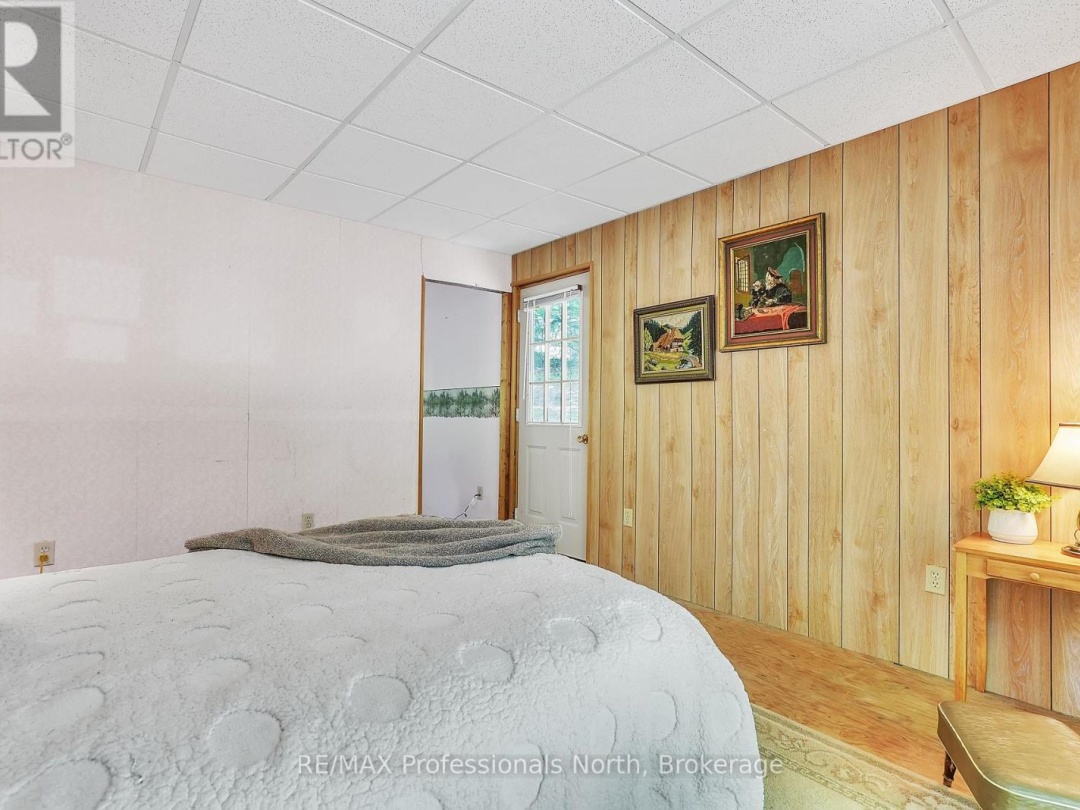 1073 WARD LANE N, 