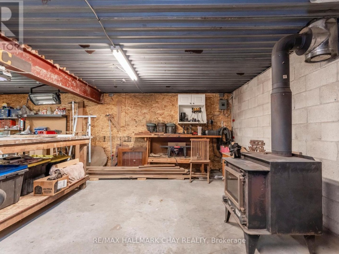 403 MOONSTONE ROAD E, 