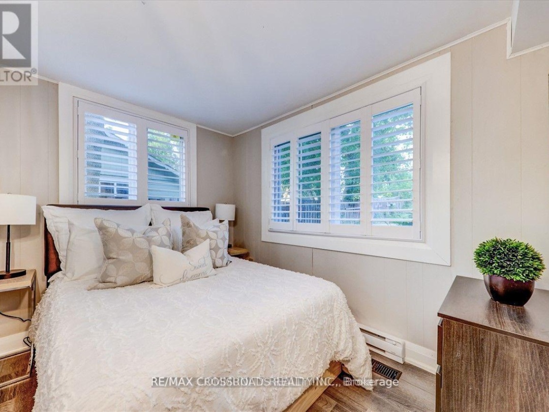 5794 Victoria Park Road, 