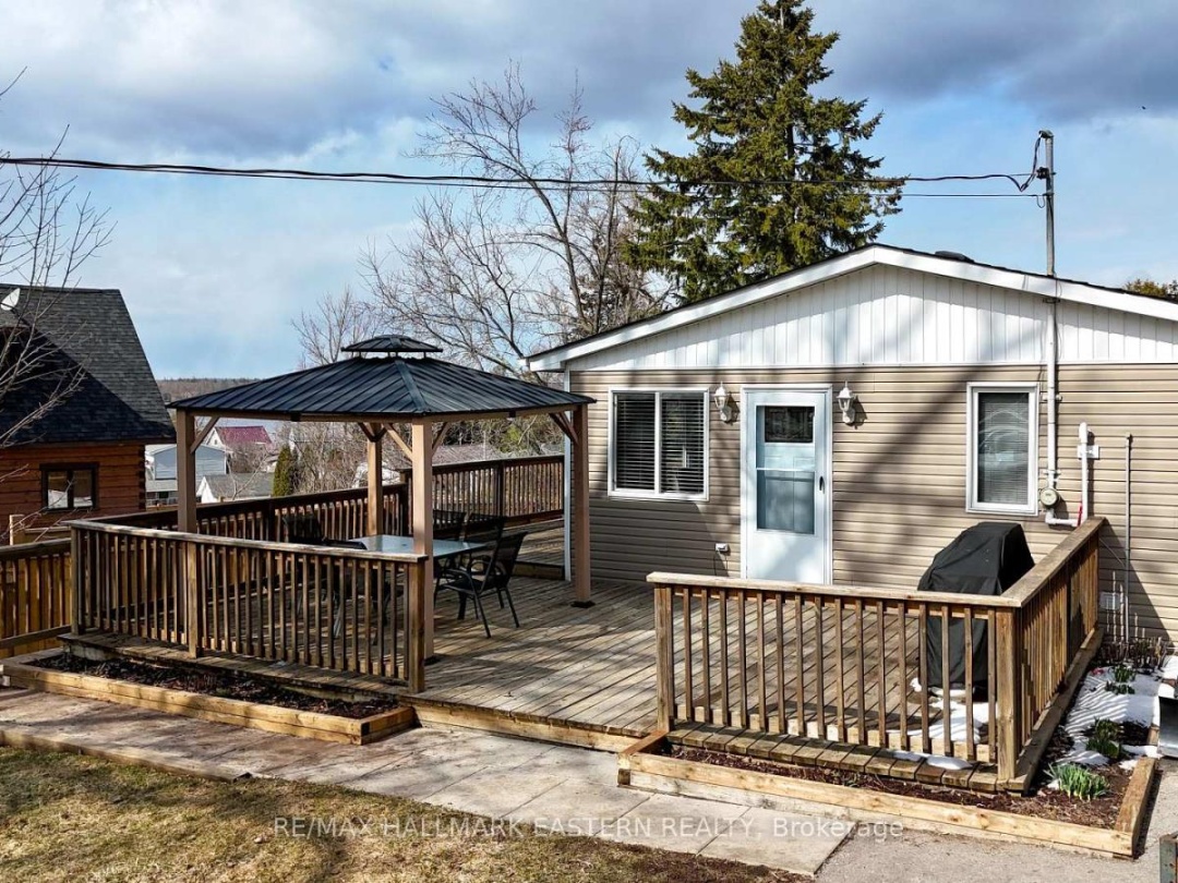 4 Hollyville Boulevard, Sturgeon Lake
